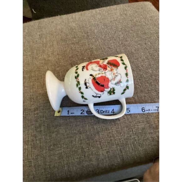 Santa And Mrs Clause Kissing Pedestal Mug With 4 Coasters - Picture 4 of 6
